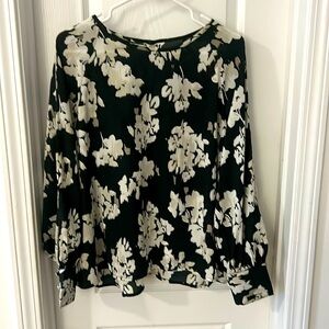 Maurice’s blouse. Open sleeves to cuffs, button back closure.